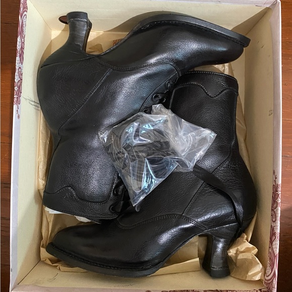 Victorian style leather boots - size 8 - Picture 5 of 7